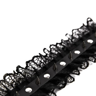 Чокер с шипами и черным кружевом от «Crazy Handmade»