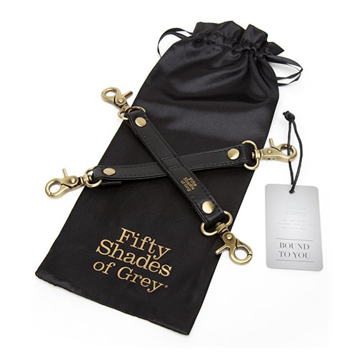 Черный фиксатор для манжет «Bound to You Faux Leather Hogtie» от «Fifty Shades of Grey» Черный фиксатор для манжет «Bound to You Faux Leather Hogtie» от «Fifty Shades of Grey»