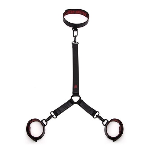 Ошейник с наручниками «Reversible Faux Leather Collar and Wrist» от «Fifty Shades of Grey» Ошейник с наручниками «Reversible Faux Leather Collar and Wrist» от «Fifty Shades of Grey»