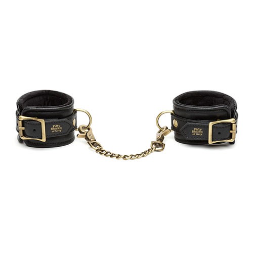 Черные наручники «Bound to You Faux Leather Wrist Cuffs» от «Fifty Shades of Grey» Черные наручники «Bound to You Faux Leather Wrist Cuffs» от «Fifty Shades of Grey»