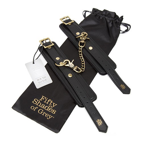 Черные наручники «Bound to You Faux Leather Wrist Cuffs» от «Fifty Shades of Grey» Черные наручники «Bound to You Faux Leather Wrist Cuffs» от «Fifty Shades of Grey»