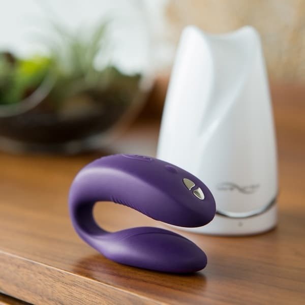 Инновационный вибратор для пар We-Vibe Sync - фиолетовый Инновационный вибратор для пар We-Vibe Sync - фиолетовый