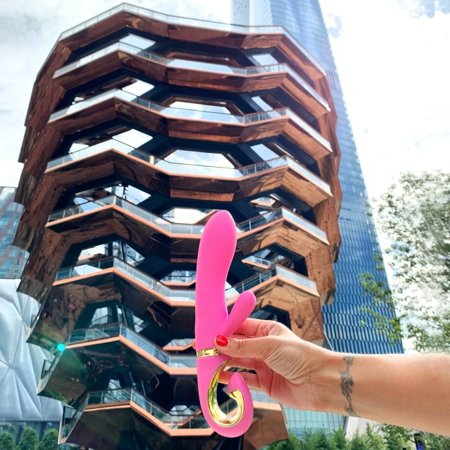 Вагинально-клиторальный вибратор с тремя моторами «Grabbit» от «Gvibe» Вагинально-клиторальный вибратор с тремя моторами «Grabbit» от «Gvibe»