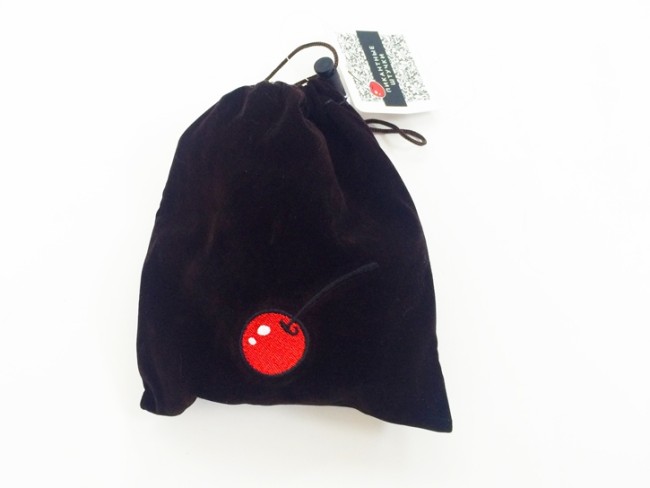 Маленькая золотистая пробка с хвостом енота 