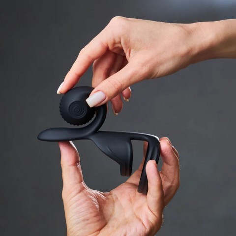 Черный стимулятор для пар в виде эрекционного кольца «Snail JOVI» от «SVibe» Черный стимулятор для пар в виде эрекционного кольца «Snail JOVI» от «SVibe»