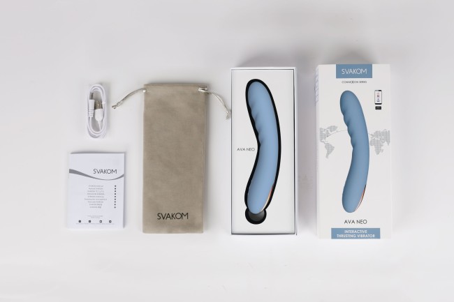Голубой изогнутый вибромассажер с пульсирующими движениями головки «Ava Neo» от «Svakom» Голубой изогнутый вибромассажер с пульсирующими движениями головки «Ava Neo» от «Svakom»
