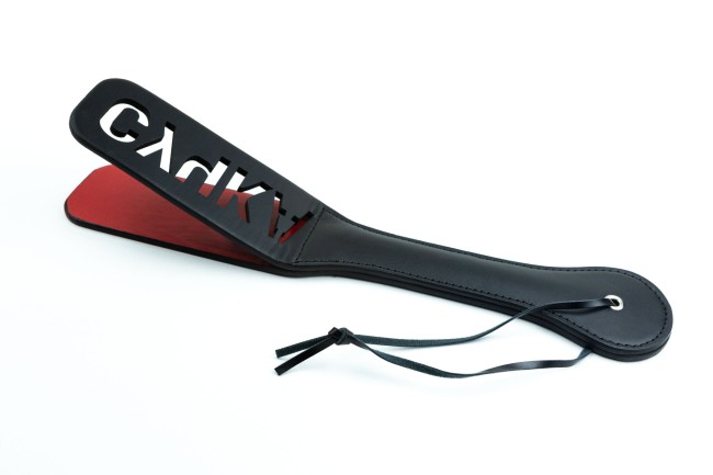 Шлепалка с надписью «Сучка» 