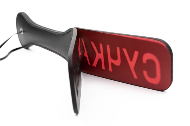 Шлепалка с надписью «Сучка» 