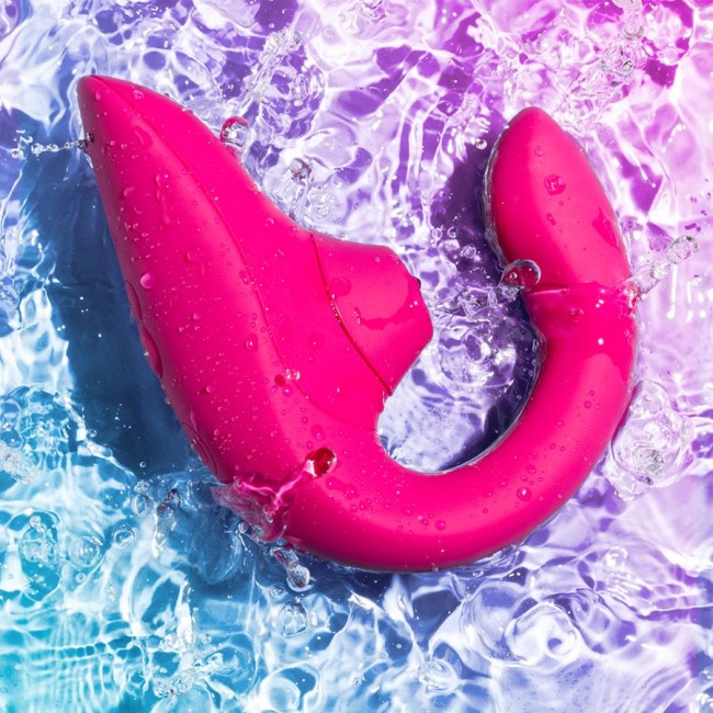 Малиновый вибромассажер для двойной стимуляции «Blend» от «Womanizer»