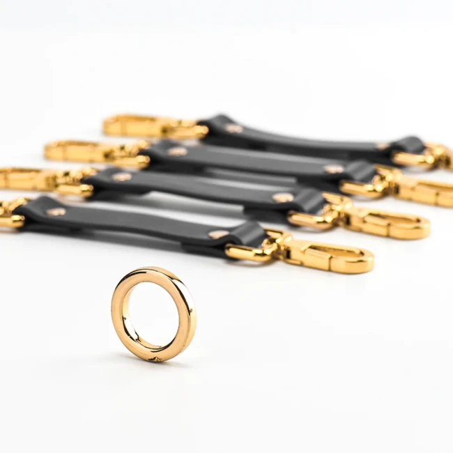 Крестовина для наручников и поножей «Bondage Boutique Leather Hogtie» от «UPKO» 